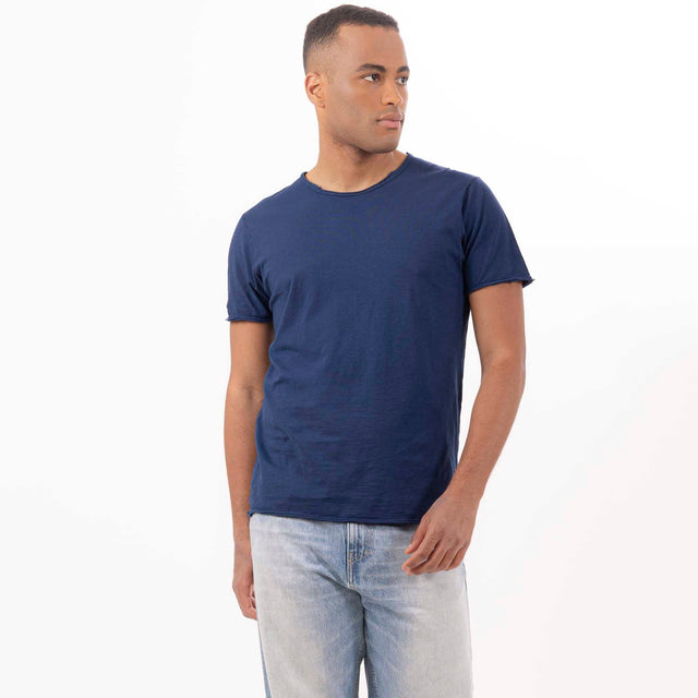 MAN'S ESSENTIAL CREWNECK SHORT SLEEVE T-SHIRT RAW HEM DETAILS - SLUB JERSEY