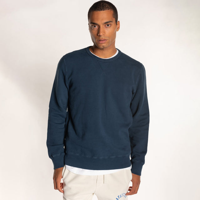 MAN'S ESSENTIAL CREWNECK SWEATSHIRT - GARMENT DYED - Bowery NYC